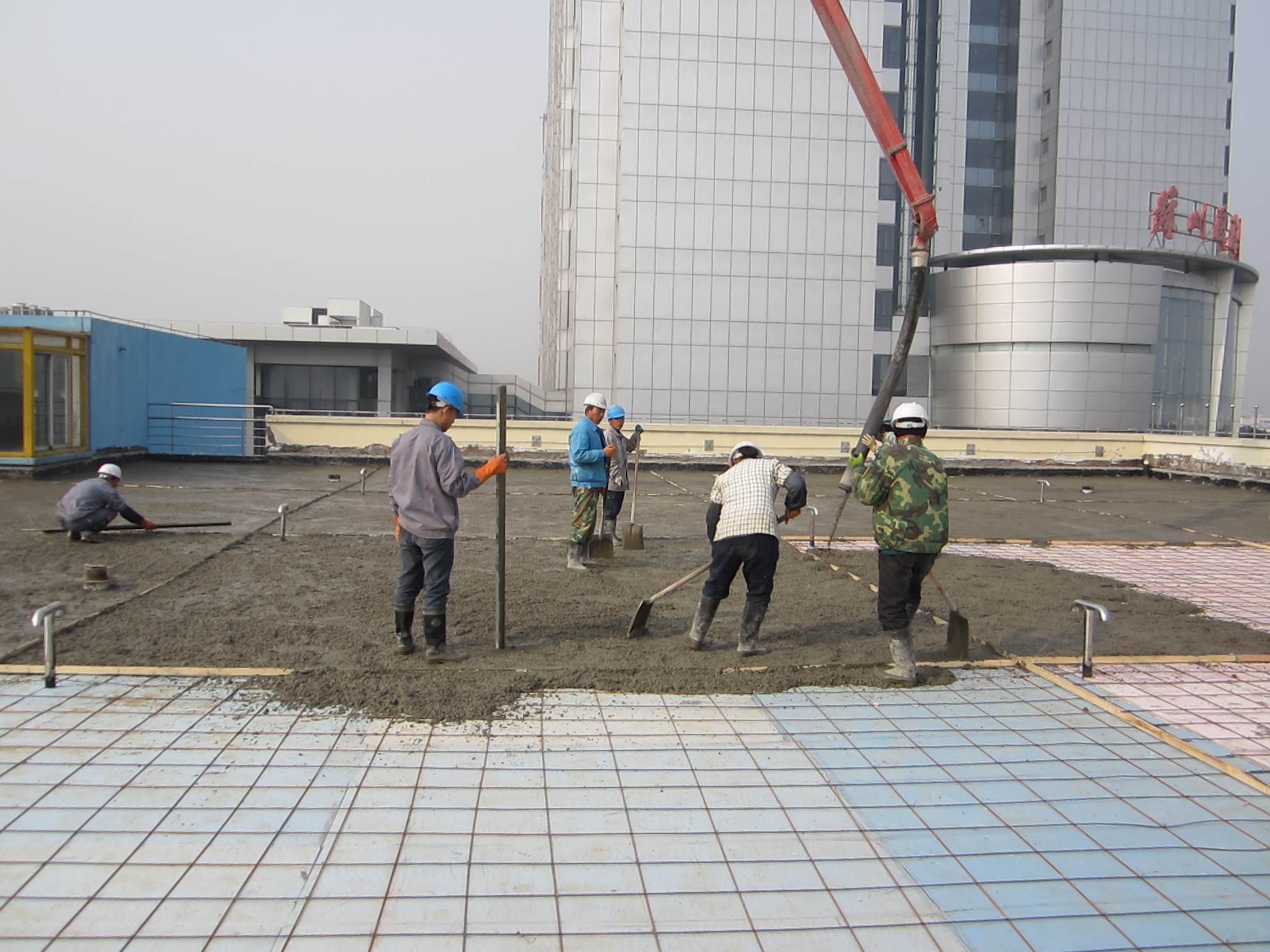 目前改造工作正在加紧进行中,本周刚性防水层已经浇筑完成.