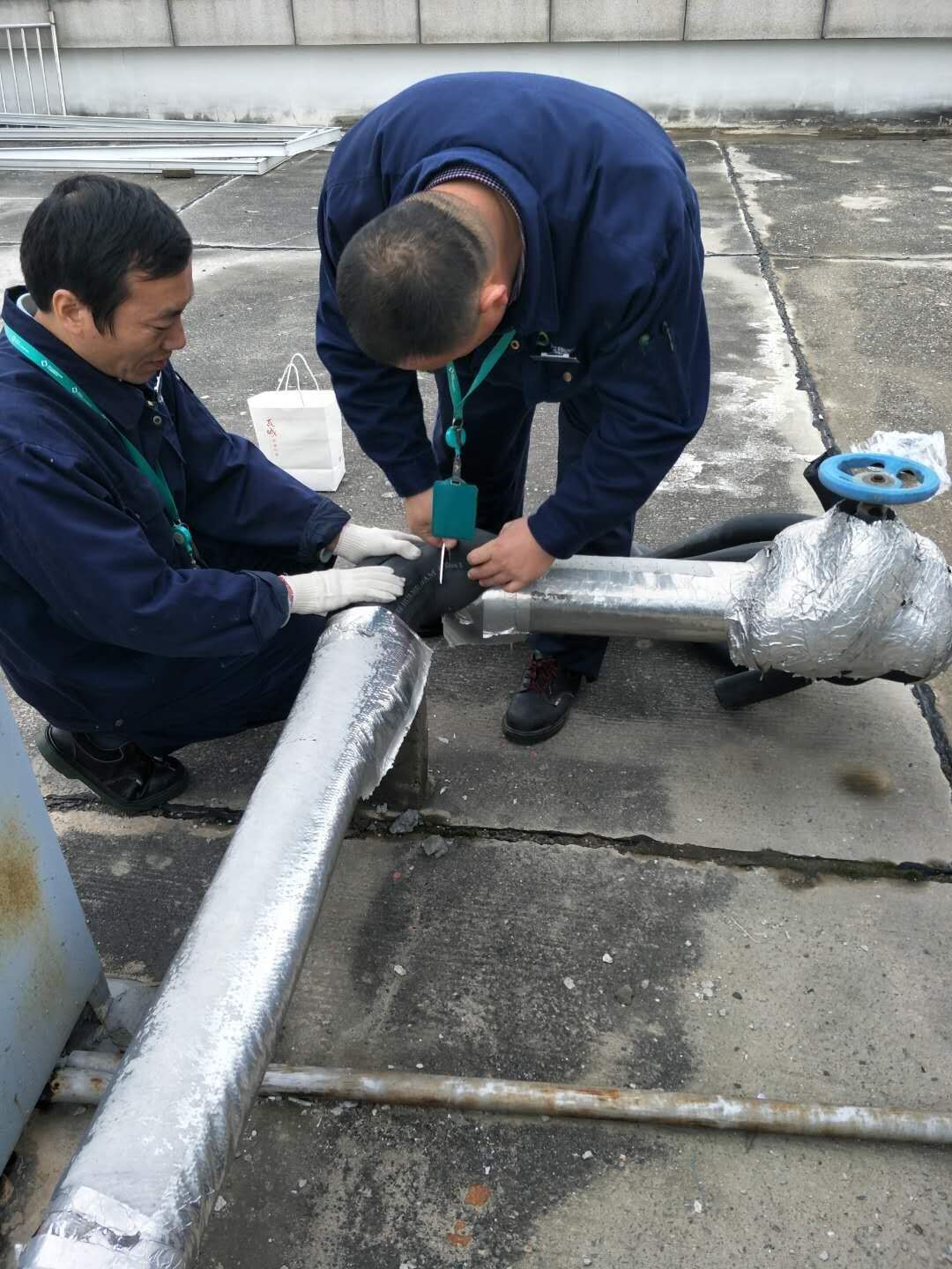 基础服务中心给室外消防管道加保温层